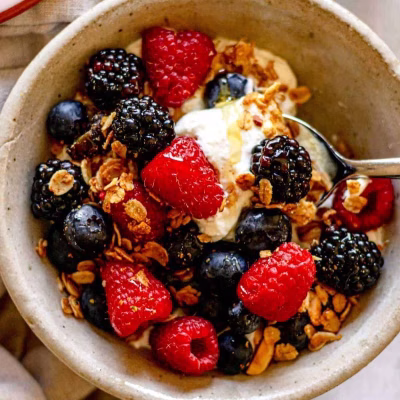 Yoghurt bowl met bessen en RawBite Vanilla Berries reep – gezond ontbijt recept