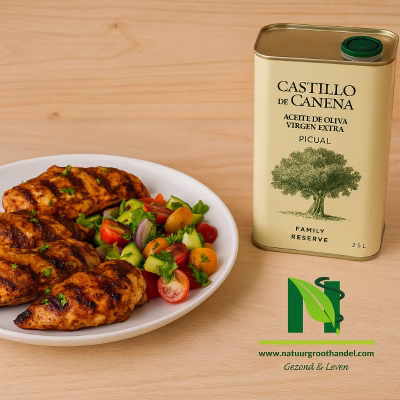 Gegrilde kip met Mediterrane salade naast Picual olijfolie blik 2,5L van Castillo de Canena met Natuurgroothandel logo