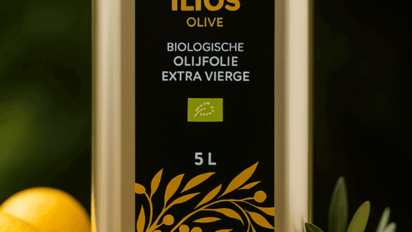 Ilios Olive biologische olijfolie 5 liter blik in natuurlijke setting met citroenen en Natuurgroothandel logo
